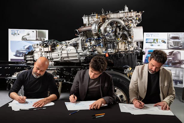 STII 3 Designers Sketching 1M6A7335 1800X1200